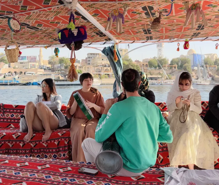 在船上體驗神奇樂器的夥伴們