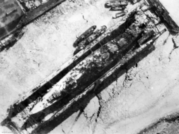 1942年2月空襲後格奈森瑙在旱塢內的景象