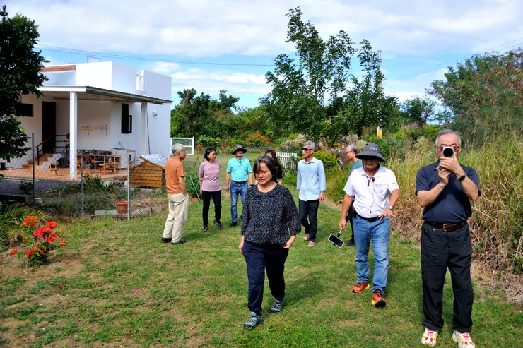 【年少買地建志甫造成靜好退休宅 太郎好客庭園有壽龜與金蟾坐鎮！大家前往參觀相距不遠處的庭園，需穿過一小段不屬於主人的土地。】