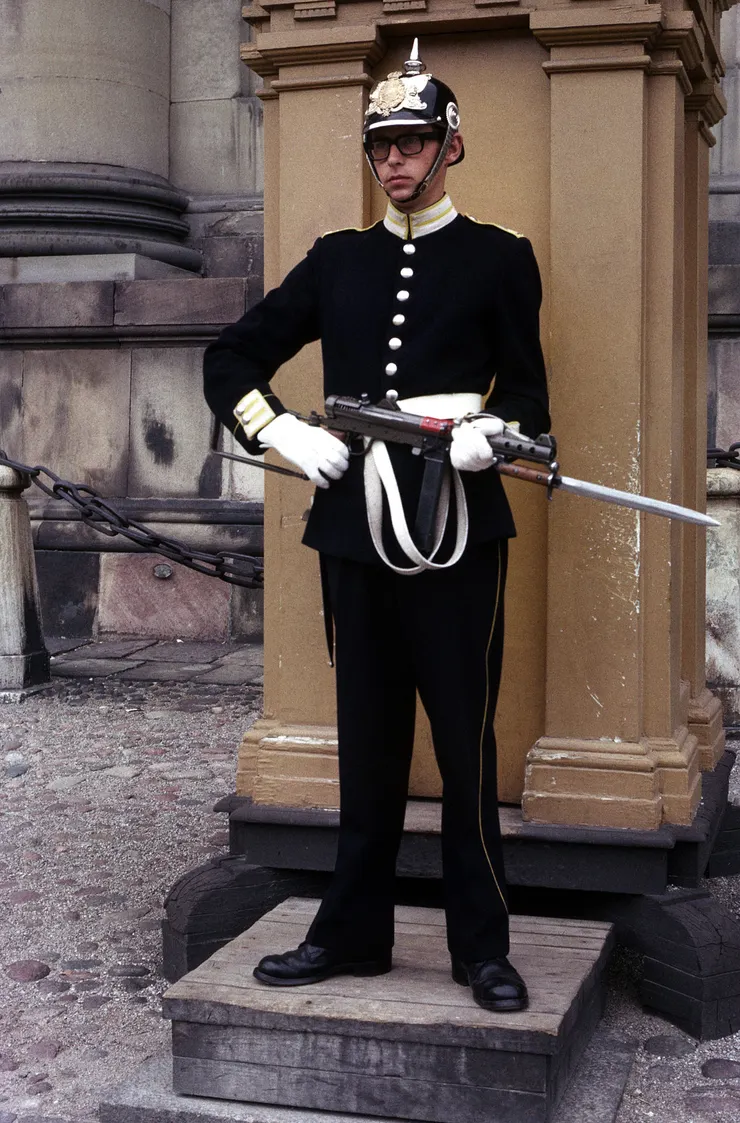 1965年，手持Kpist M45C的斯德哥爾摩王宮守衛（注意塗著鮮紅色的拋殼口蓋）