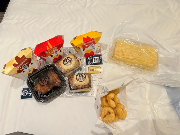 帶回了很多好吃的在房間裡慢慢享用