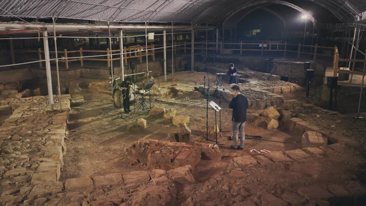 許家維，《在聖堂裡的一場演出》（錄像截圖），2021 年，三頻道錄像，16 分 40 秒，3 分 53 秒，6 分 40 秒。圖像提供：許家維