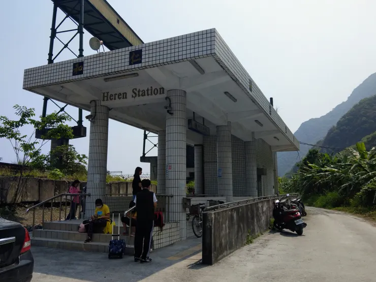 和仁車站低調的入口。