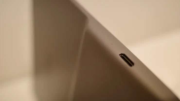 不對稱設計及超薄機身，以及micro-usb充電孔