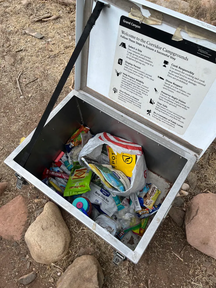 露營的食物都得放進這個箱子，以免氣味吸引野生動物靠近