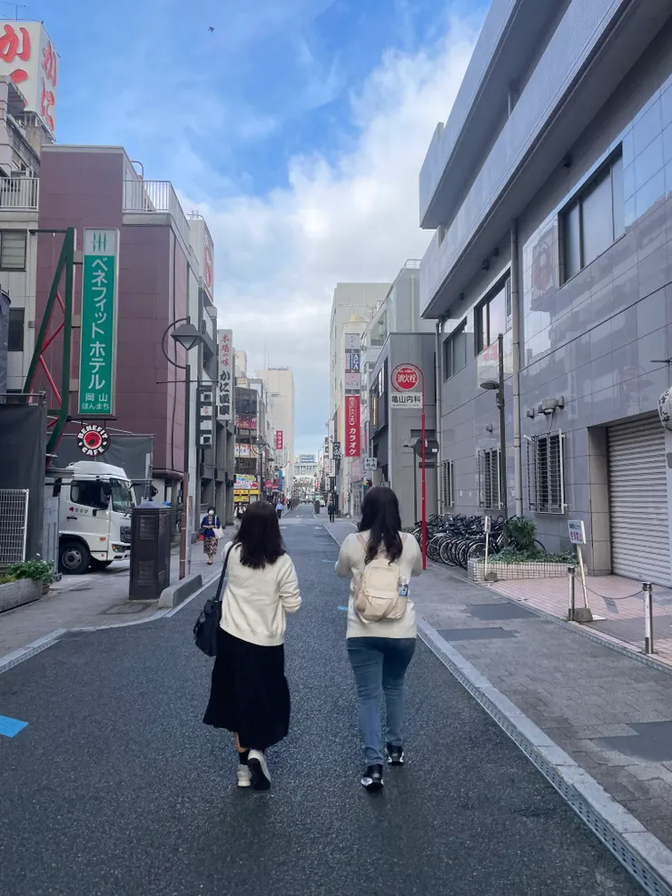 每天都早早出門，手機裡滿滿兩位姐的背影