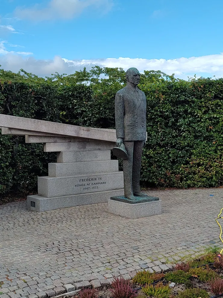 腓德烈九世銅像