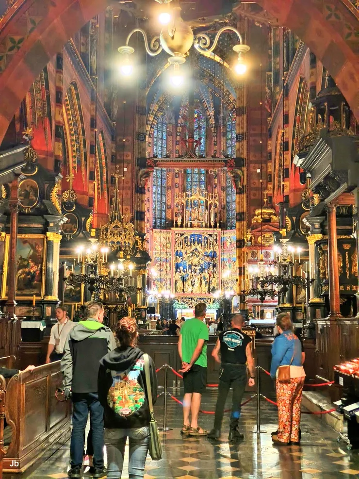 【聖母聖殿內部，時間已晚，只進來略晃一下。中央可見世上最大的哥德式木製祭壇，由紐倫堡雕刻家維特·斯特勞斯（Veit Stoss，波蘭語名為 Wit Stwosz）於 1477 年至 1489 年間創作，描繪聖母升天與入睡。】