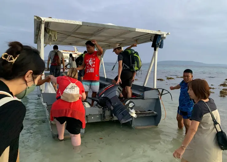 上、下小船需要涉水