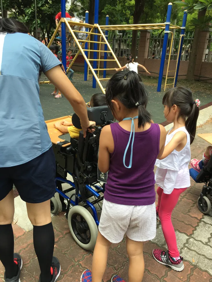 下課時子祐除了聽故事，就像皇上出巡一樣被孩子們爭先恐後搶著要推輪椅。