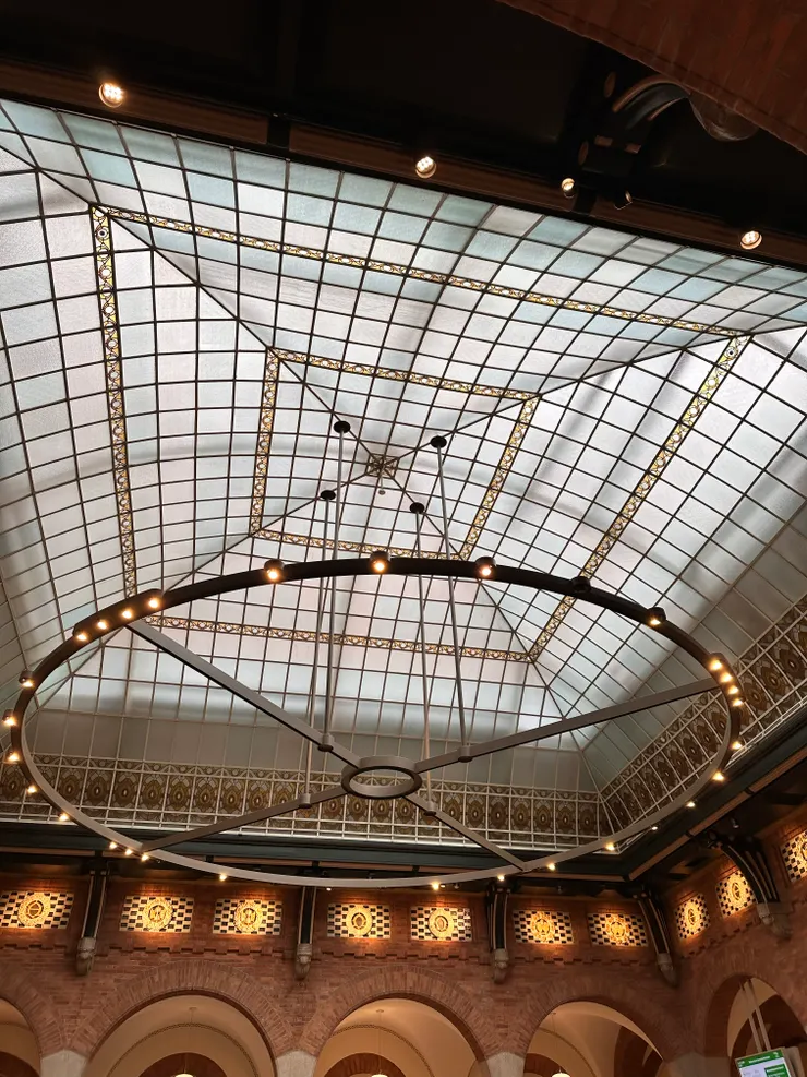 心虛鬼鬼祟祟拍了一張市政廳天花板。