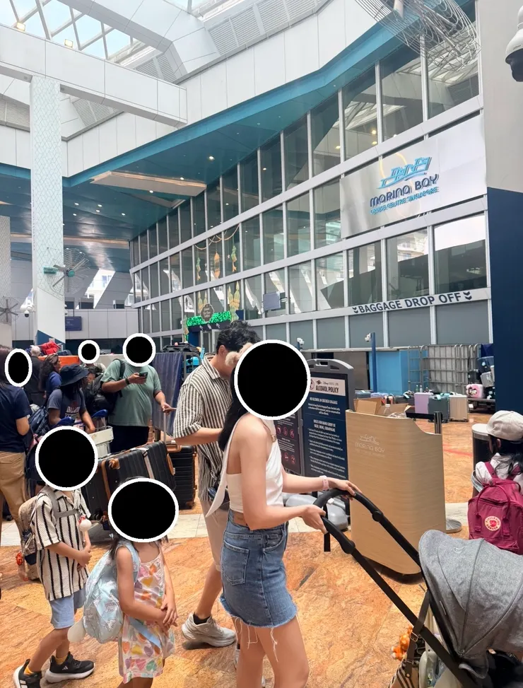 託運行李的地點就在郵輪中心前面非常好找，只要照工作人員拿行李牌就可以了