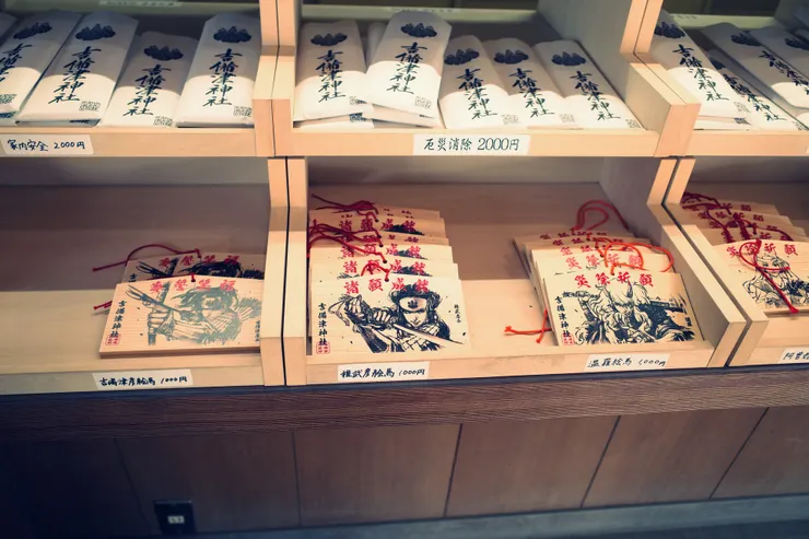 左邊射弓箭的繪馬會不會都是弓道部的學生買走了?