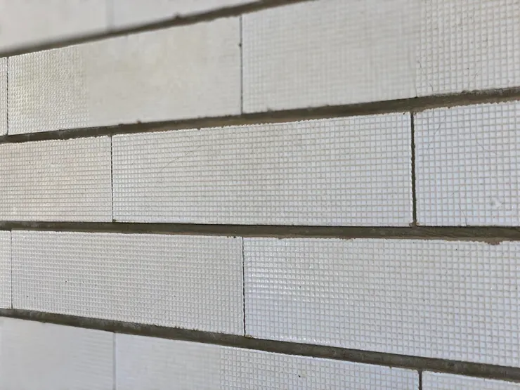 十字格紋的白色磁磚