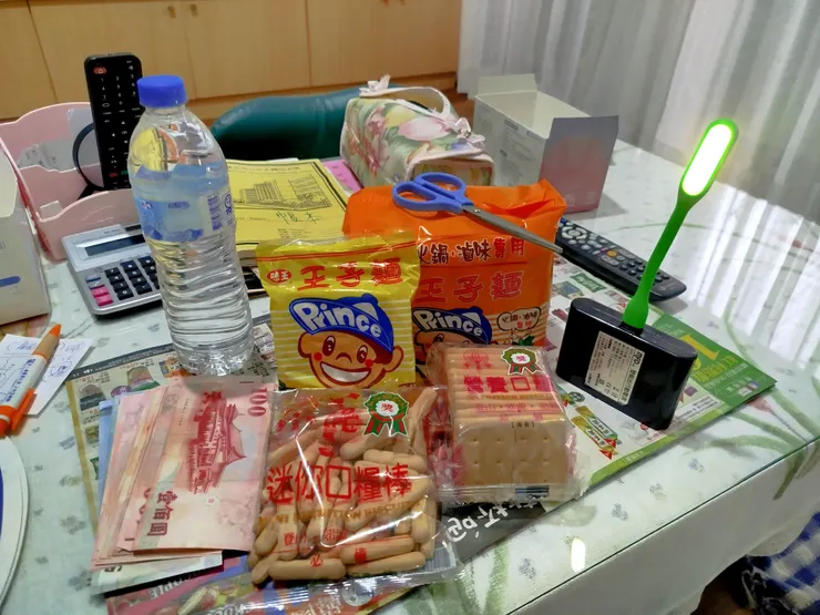 錢，手電筒，飲用水，乾糧(王子麵也是便宜的防災食物)