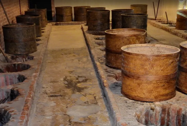 一整排陳列在老磚台上的竹製木籠。這些看起來粗獷的容器，其實是早年茶葉「焙火」與「存放」的關鍵道具