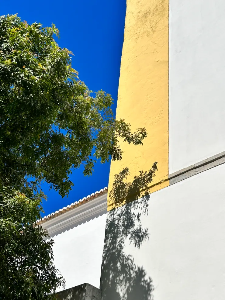 法羅的藍天與建築物單純的色彩，隨意便交織出現代幾何圖形。