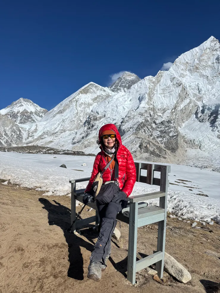 登山步道旁設了幾張椅子，不知是給人拍照的道具還是真的有人會坐在這裡賞景。