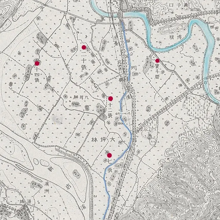 寶斗厝位於瑠公圳的東側，景美溪左岸曲流地形