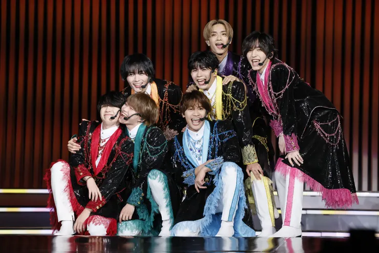 なにわ男子為亞洲巡迴設計了一套搭配成員色的新衣裝。照片是台北場演出的新聞照片，引用自大鴻藝術臉書貼文。