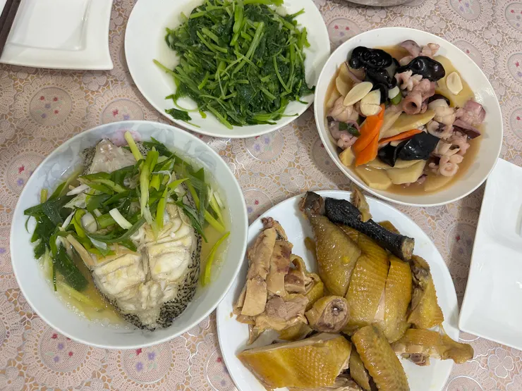 感謝回台北時，能和家人們坐在餐廳吃著母親煮的家常菜。