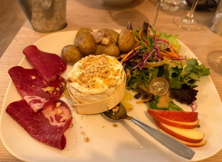 起司沙拉，送上桌的起司是溫熱的，味道濃郁，讓我們大大驚艷這樣的美味