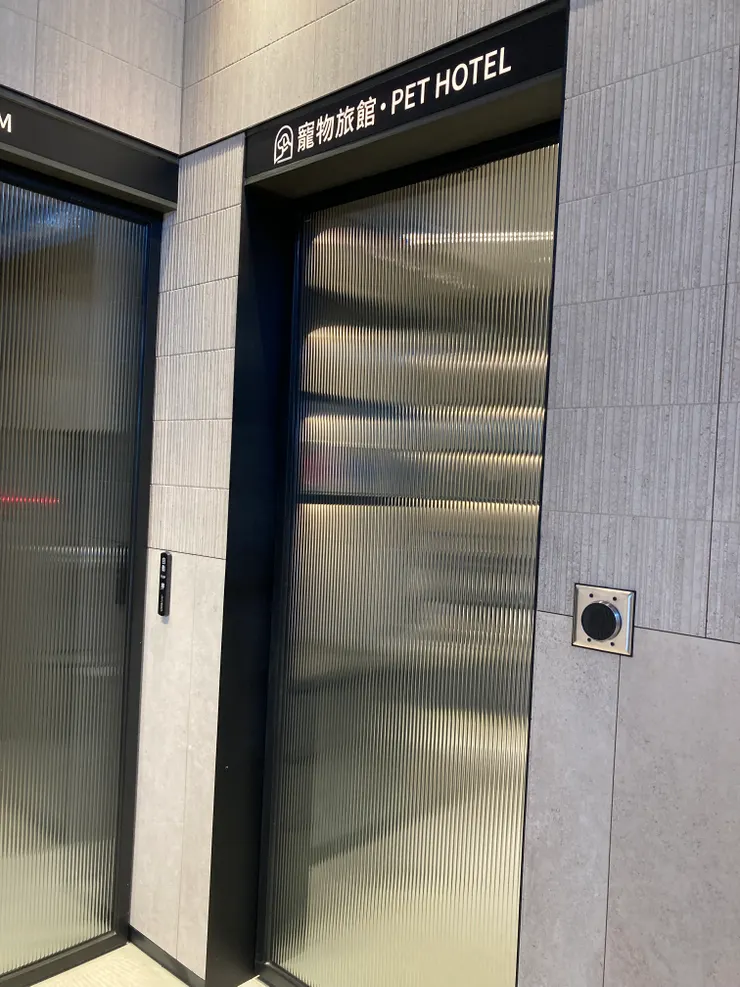 位在大廳一樓的寵物旅館!第一次看到!