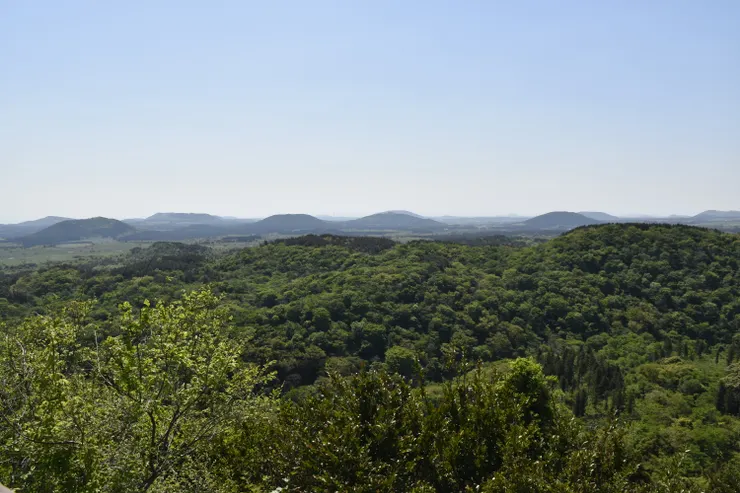 欣賞濟州島巨大的盾狀火山體和360餘個寄生火山（沒有獨立岩漿源的火山丘）。