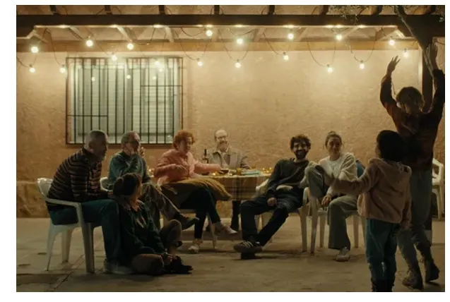 一家人在院子裡納涼、嘻笑