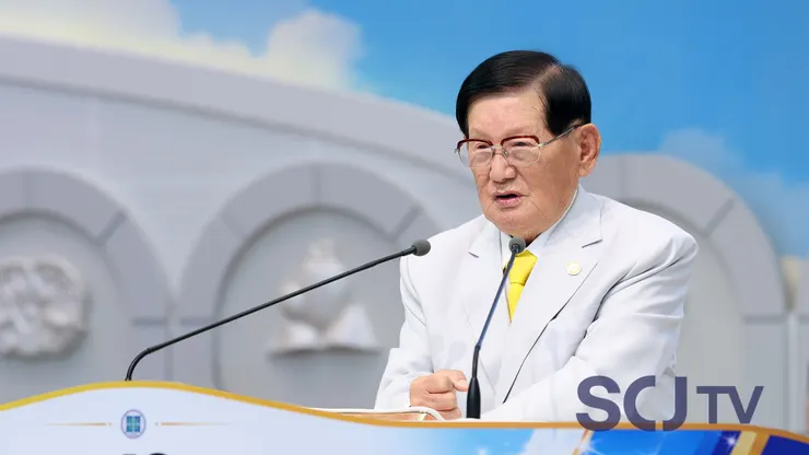 今年3月15日，在新天地耶穌教會清州教會舉行的「新天地耶穌教會創立42週年紀念禮拜」上，李萬熙總會長正在宣講話語。