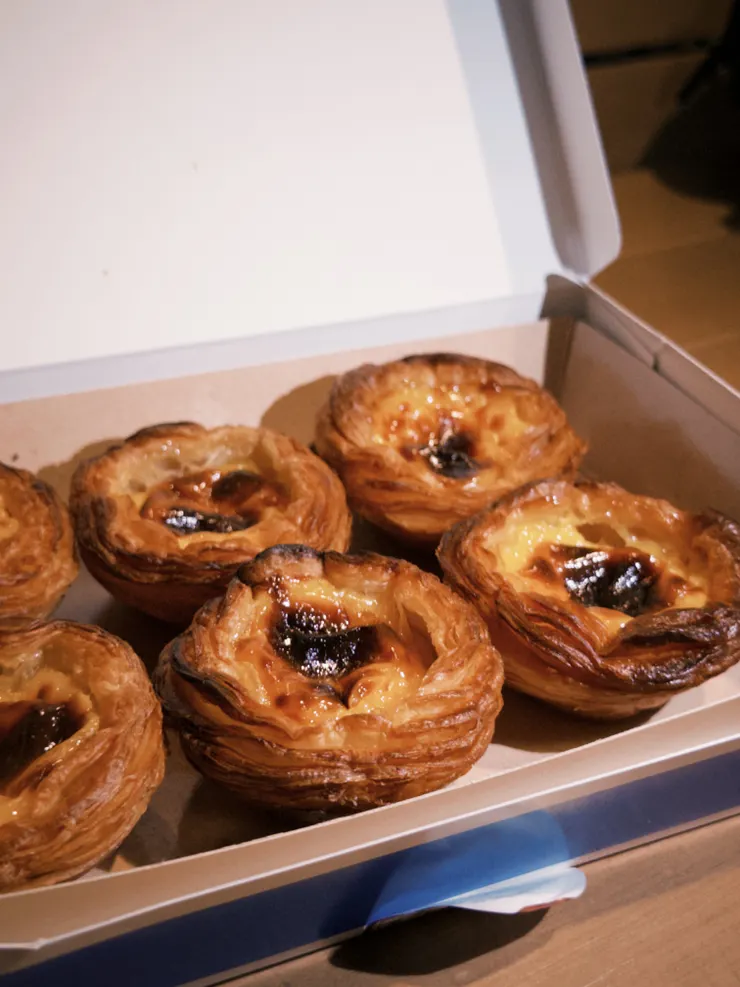 說好各買三個，一個現場吃，一個回家吃，一個給朋友，結果變成兩個現場吃，一個回家吃，嘻嘻。