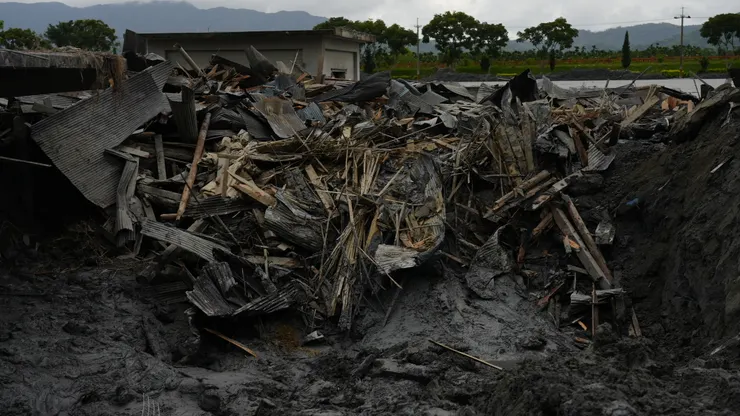 不少志工在看似廢墟裡找到屋主的財物