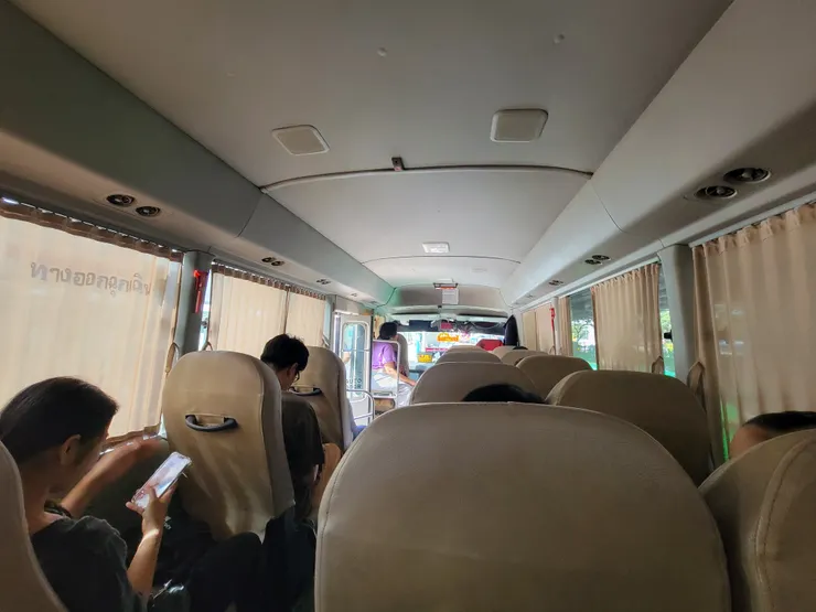 ↑接駁小巴的內部（去程是搭這台，回程則是搭更小台的）