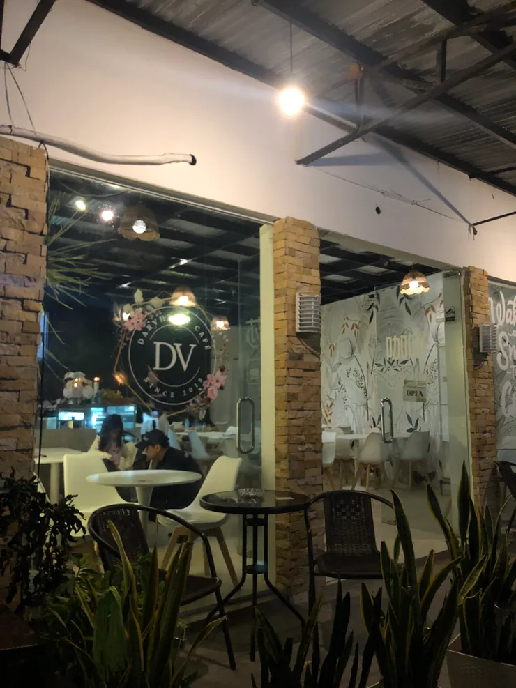 排隊的時候在旁邊的店家。喔對了,因為我近視很深,而且我不喜歡戴眼鏡,除了覺得自己很醜之外,加上眼鏡度數不夠,所以我通常都戴隱眼。然後今天因為太早起來所以我排隊的時候還沒戴隱眼,都看不到