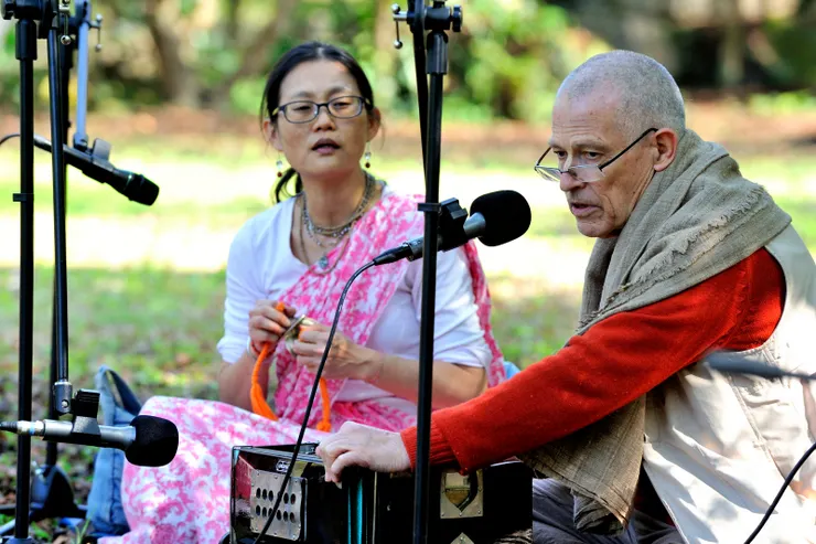 【木丹加鼓手風琴吉它古茹都擅長，揣想年輕時他一定迷倒許多女生！古菇(GURU)親以手風琴伴奏。】
