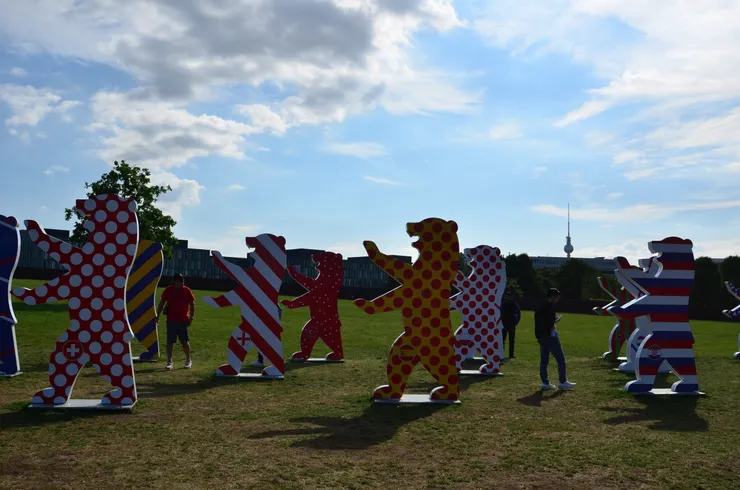 足球賽各國國旗的柏林熊