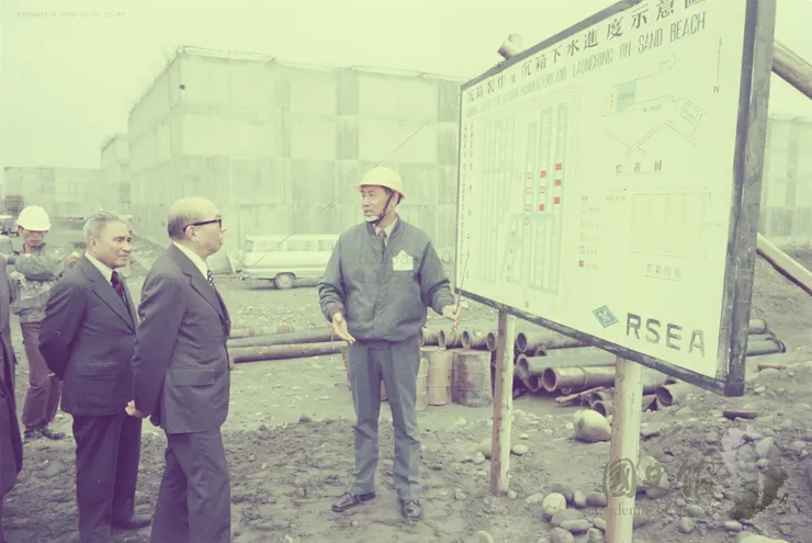 圖5 總統嚴家淦巡視臺中港重要的防波堤工程。國史館藏，典藏號：002-120000-00050-186 