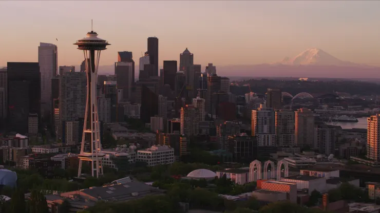 西雅圖天際線太空針塔與雷尼爾山交織剪影