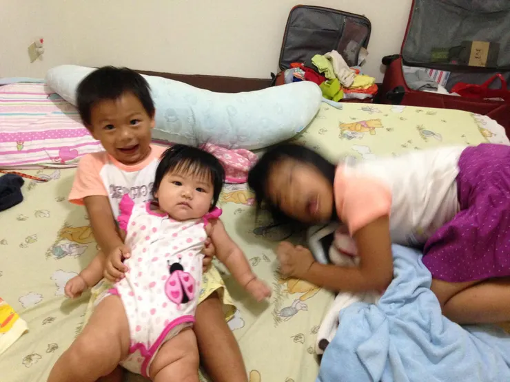 初到台灣的三個仔女