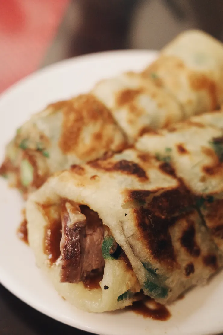 金黃柔韌的麵皮裹著片薄牛肉的豐厚捲餅。