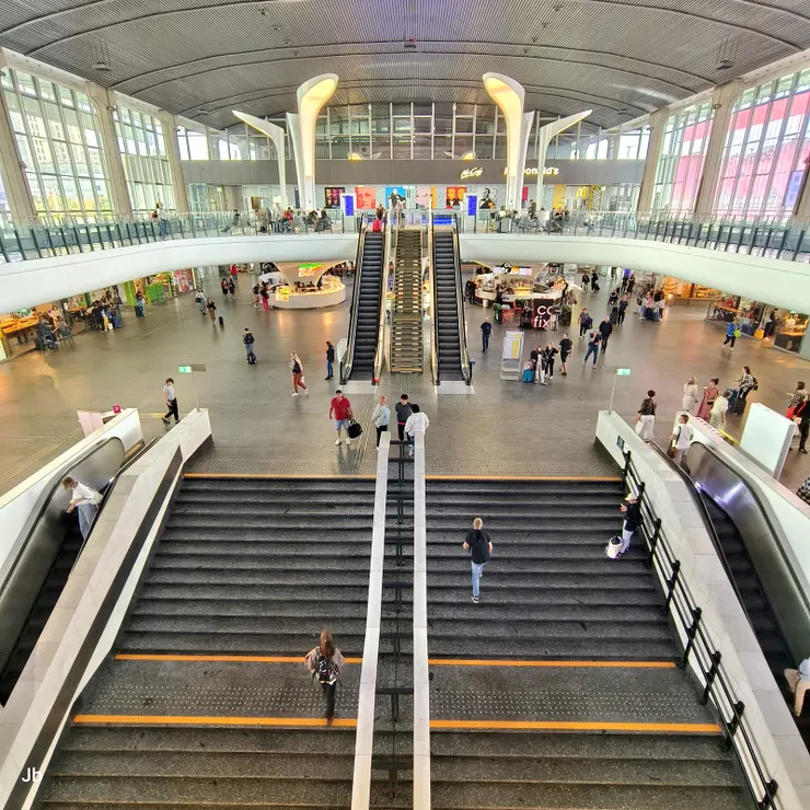 【宏大現代在二戰的廢墟之上新建！華沙中央車站，1975年完工啟用，原址是 19 世紀落成的「維也納車站」（Dworzec Wiedeński），但在二戰期間1944 年華沙起義後被德軍完全摧毀。】