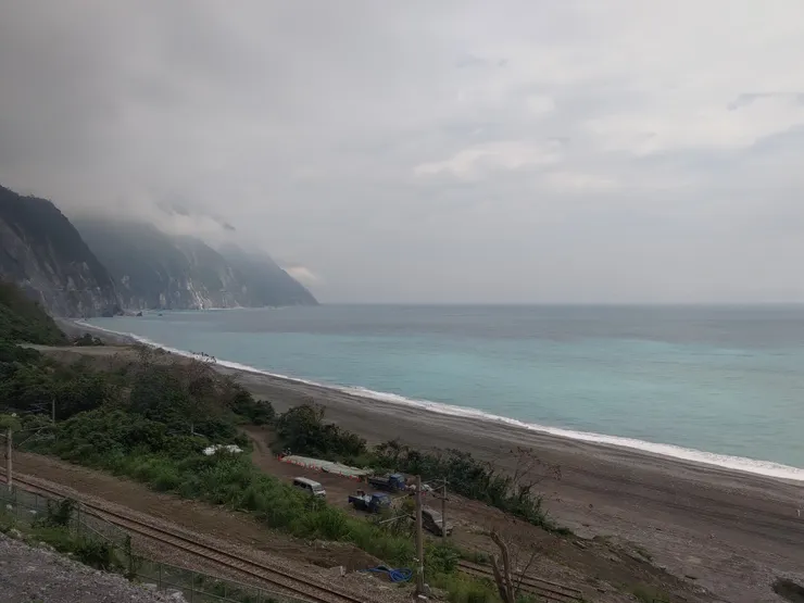 圖示：台灣花蓮的清水斷崖、太平洋，及修復中的台鐵北迴線鐵道。圖片來源為張居隱：https://www.shutterstock.com/zh-Hant/image-photo/2621108403