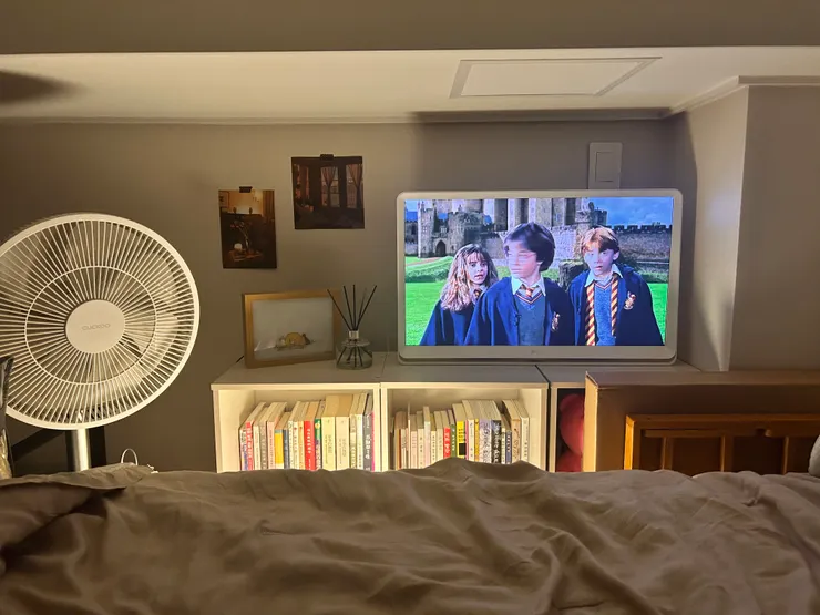 床前書櫃的書單換成完讀的書，睡前會挑喜歡的讀個幾頁