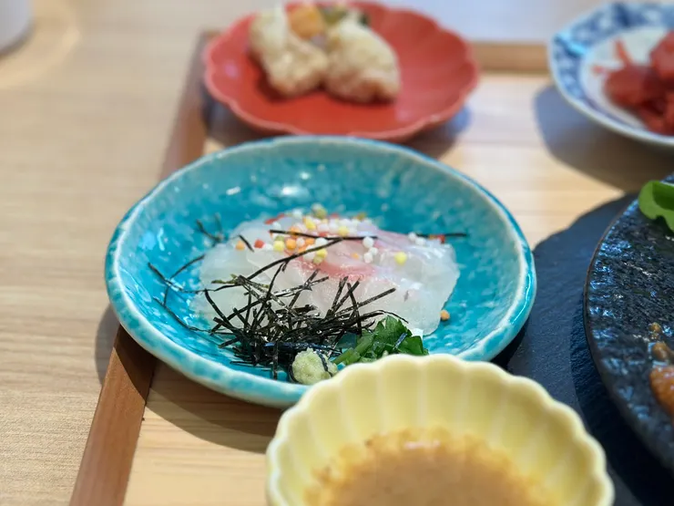 還有看通透的鯛魚刺身，之後配茶泡飯。