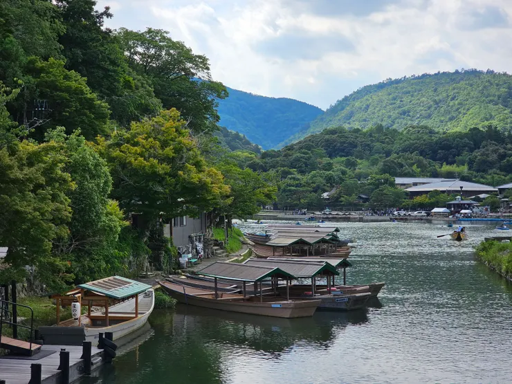 帶著咖啡，繼續享受河邊風景