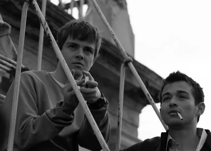 圖源：金馬影展。阿赫梅與哈肯，兩個無聊少年打發的時光，是生活唯一的喘息。