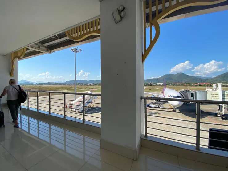 這個季節的龍坡邦天氣非常好,一眼就喜歡上這個地方,照片裡就是越南航空A321,可能是接收其他家退役的飛機還沒改塗裝,不過內裝是蓮花家的