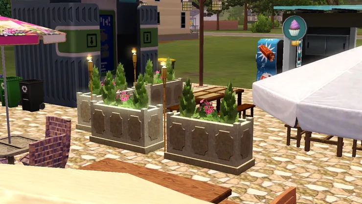 公廁門口特意放了一些植物,又是那句:沒有人想坐在公廁門口吧。