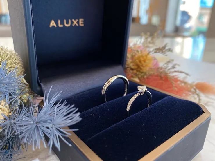 取戒指當天，店員拍的美照XD