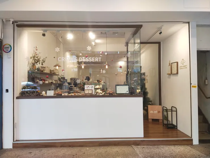 座落在大馬路旁的店面